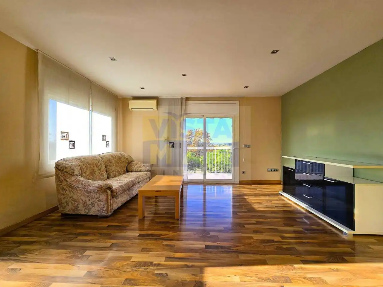 Living room of Attic for rent in Cubelles  with Air Conditioner, Heating and Parquet flooring