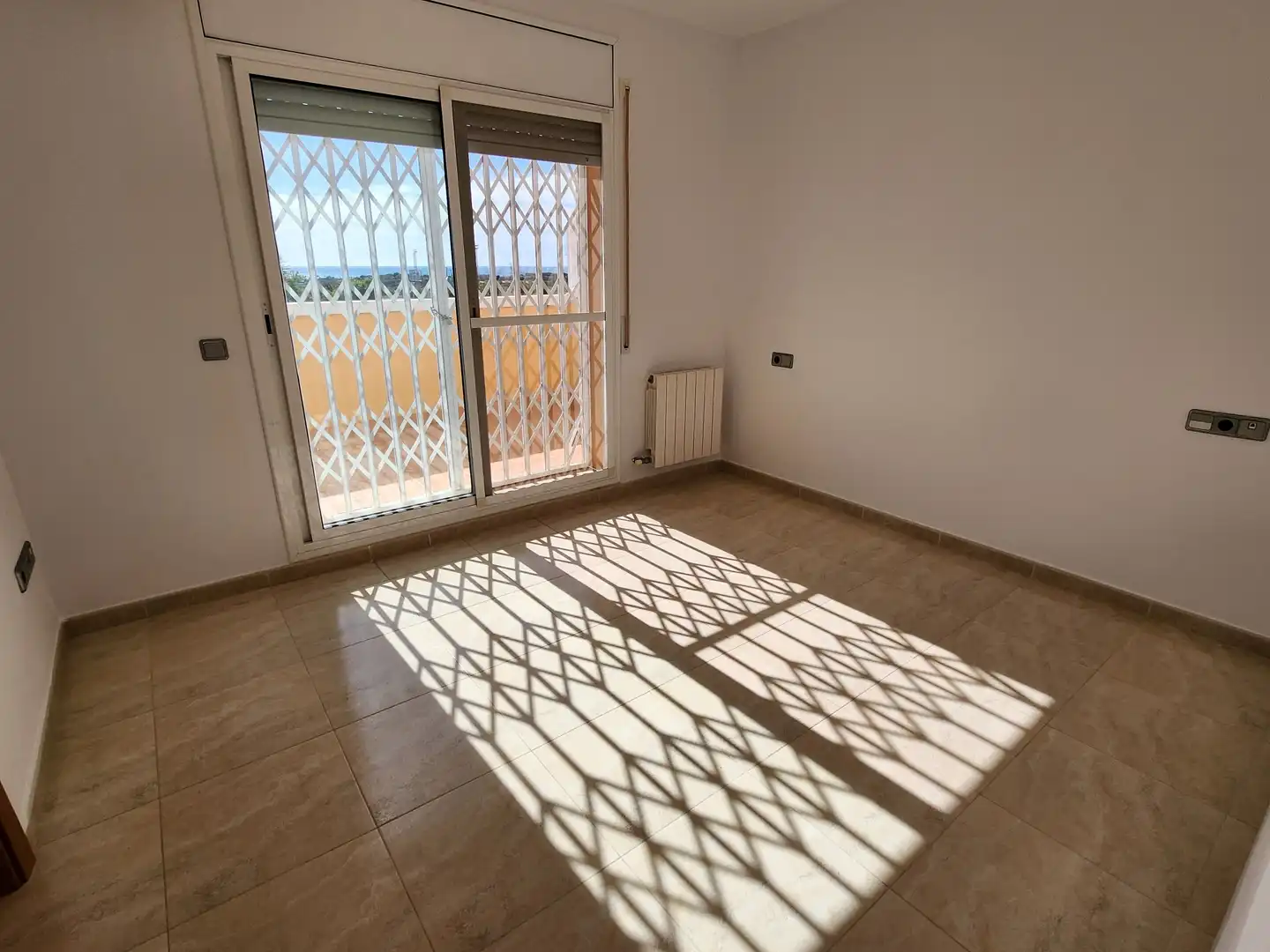 Habitación de Casa adosada en venta en Roda de Berà con Aire acondicionado, Calefacción y Terraza