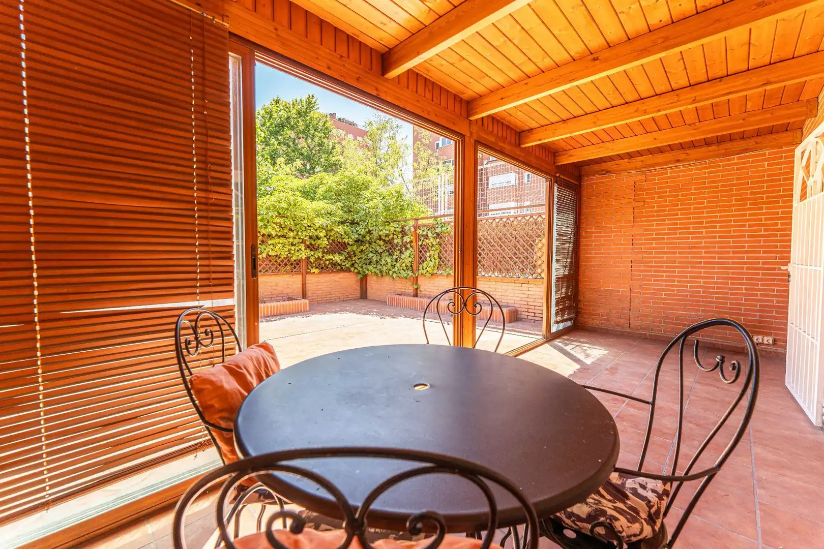 Terraza de Casa adosada en venta en Fuenlabrada con Aire acondicionado, Calefacción y Jardín privado