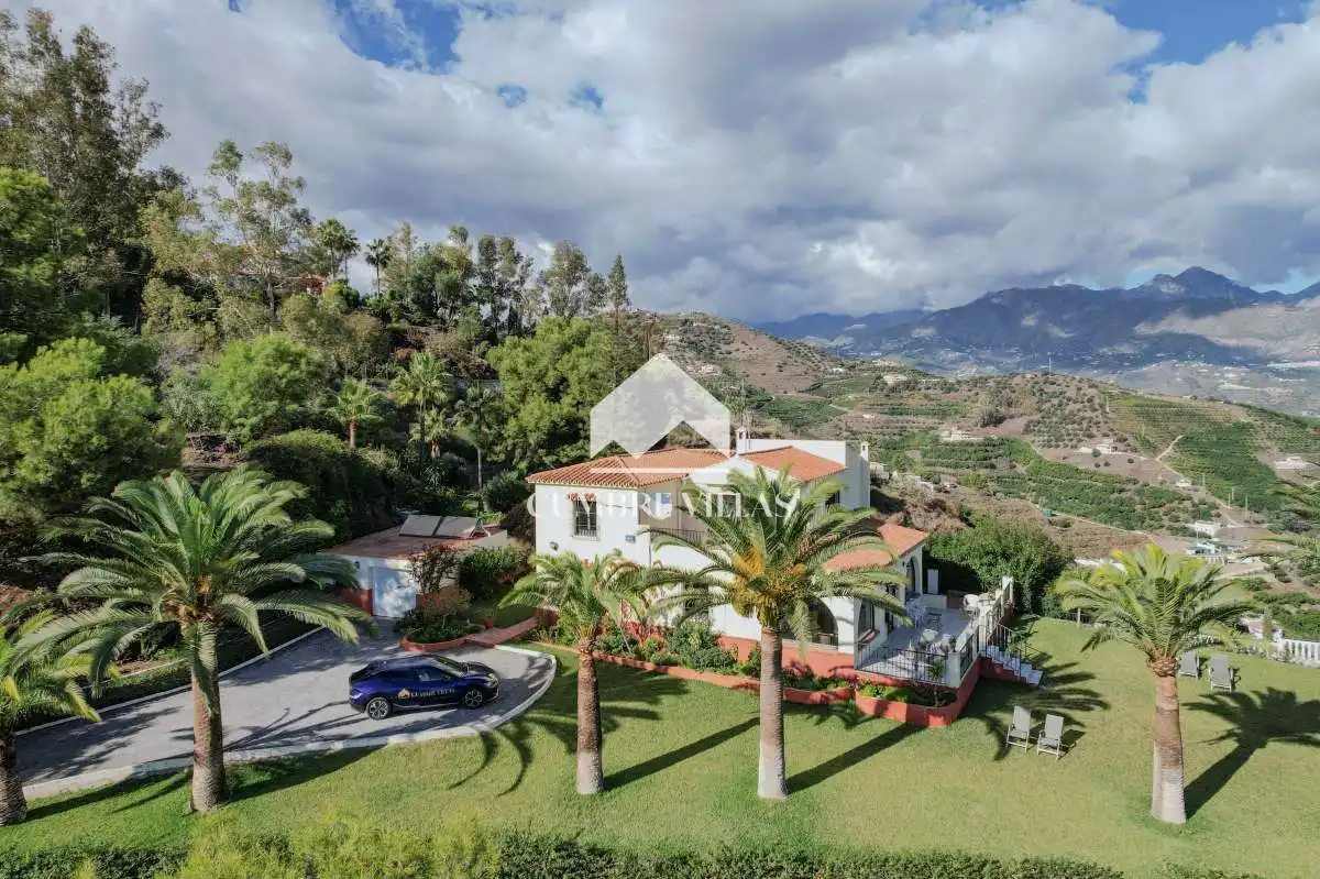 Vista exterior de Casa o xalet en venda en Nerja amb Jardí privat i Terrassa