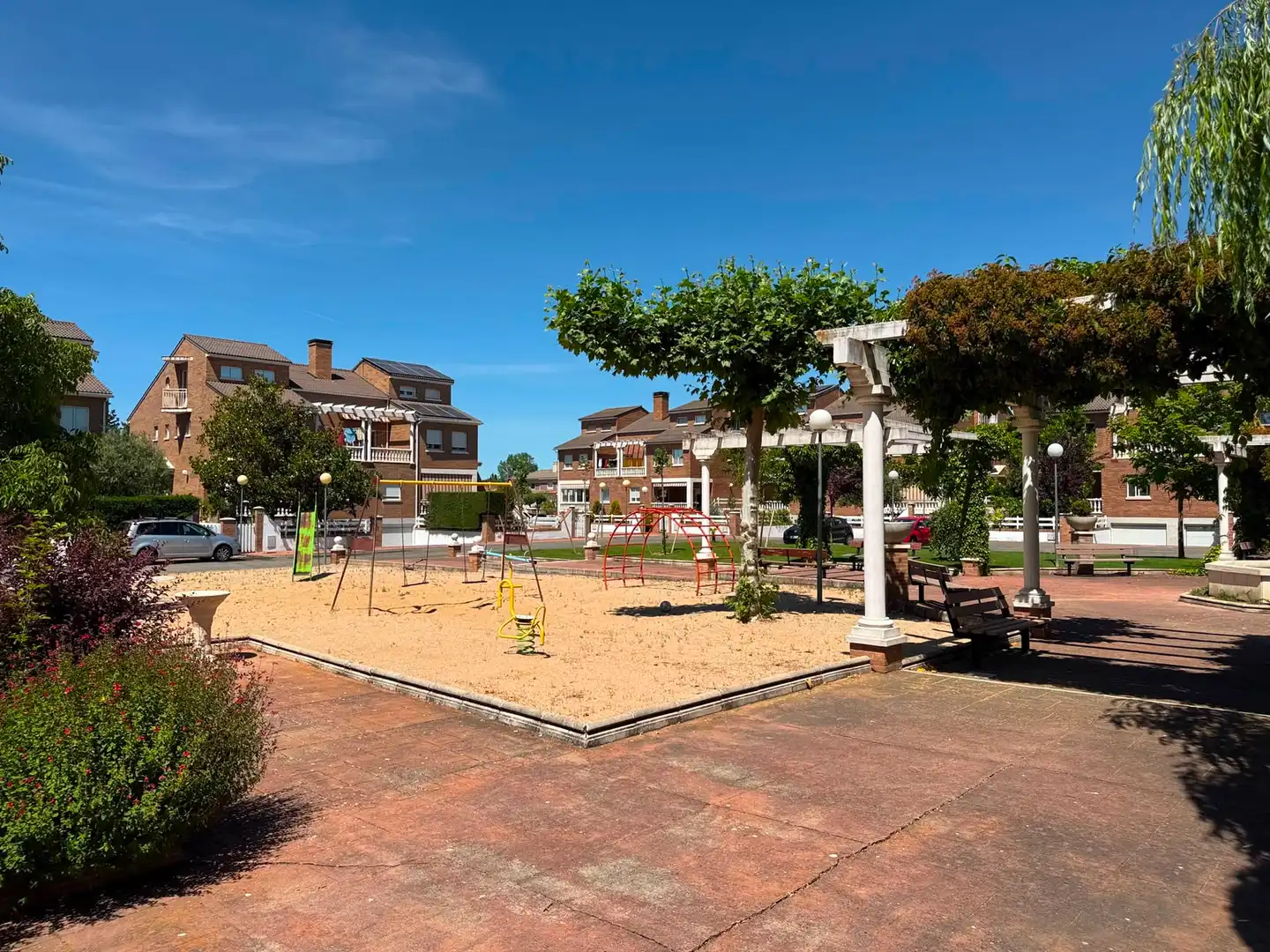 Außenansicht von Einfamilien-Reihenhaus zum Verkauf in Santa Marta de Tormes mit Klimaanlage, Heizung und Privatgarten