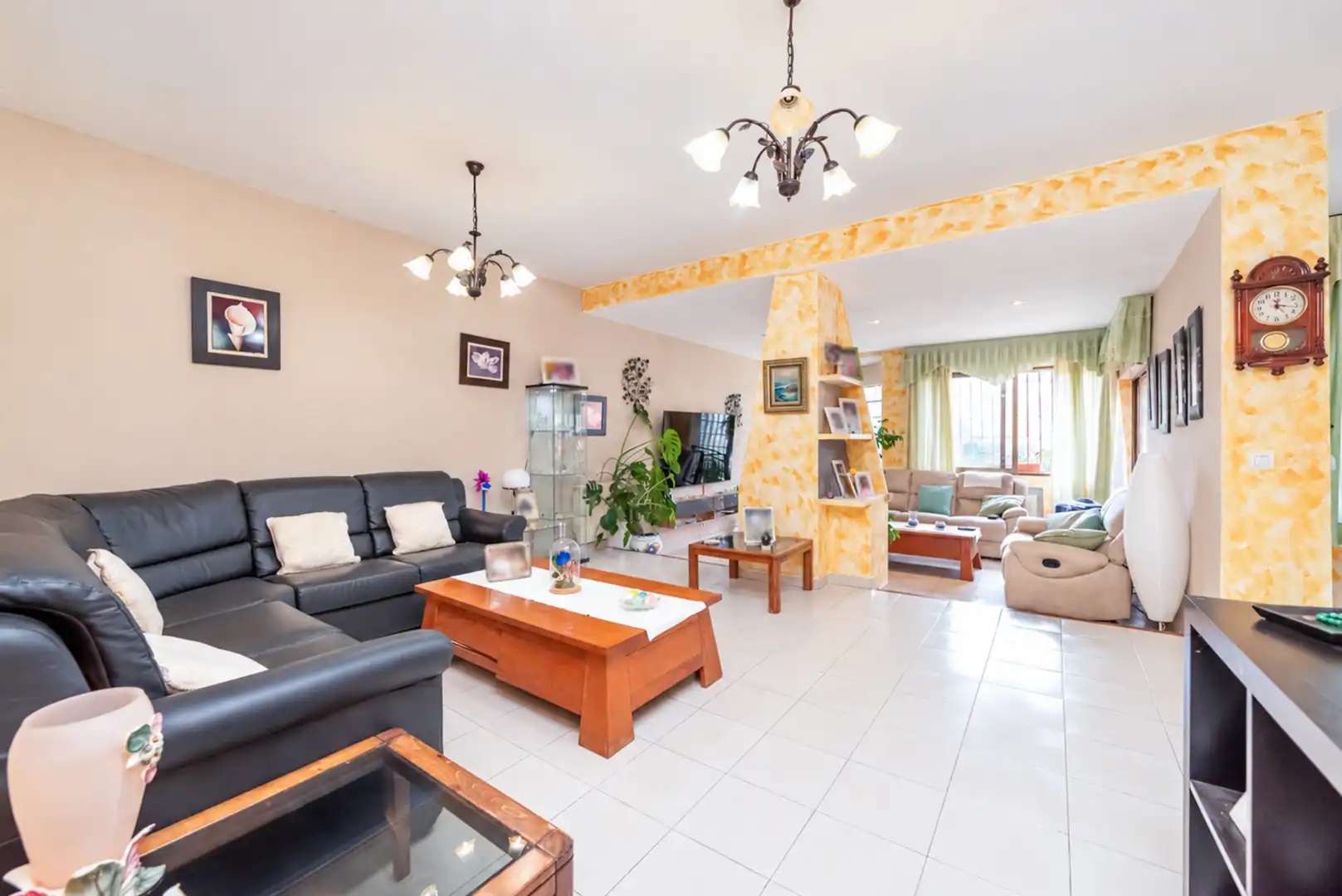 Sala d'estar de Casa o xalet en venda en Urbanizaciones