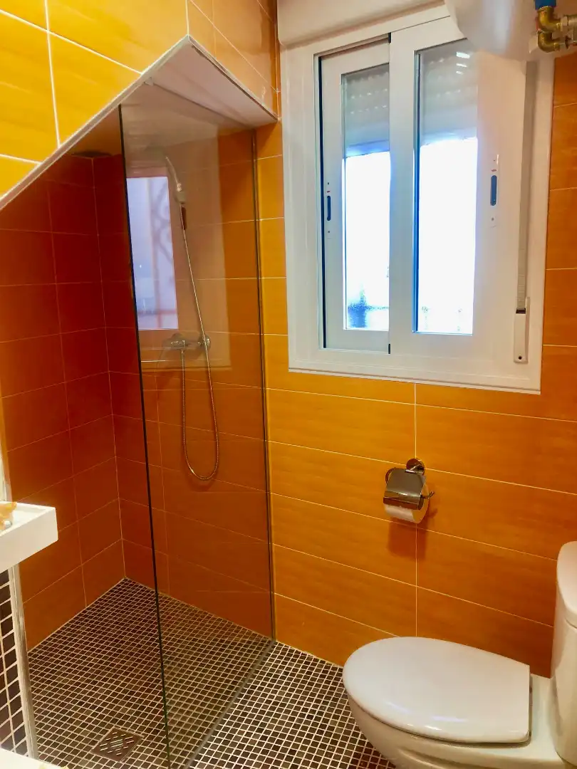 Bany de Apartament de lloguer en Trujillo amb Aire condicionat, Calefacció i Moblat
