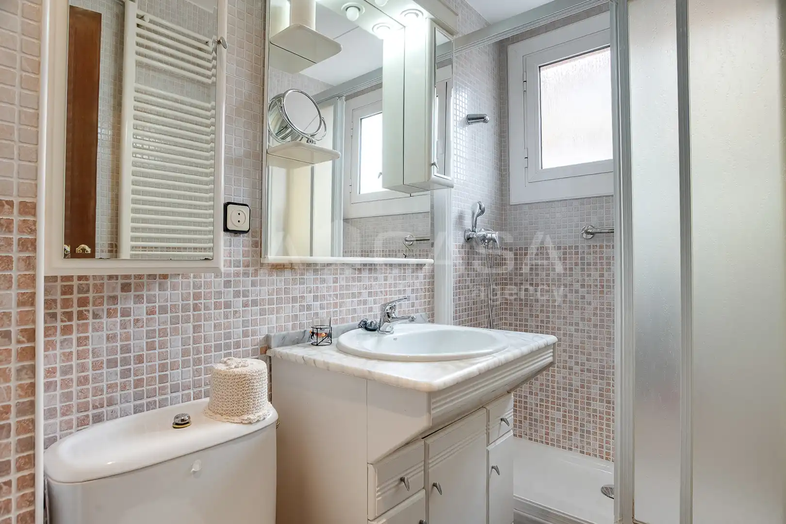 Baño de Piso en venta en Barcelona con Calefacción, Trastero y Balcón