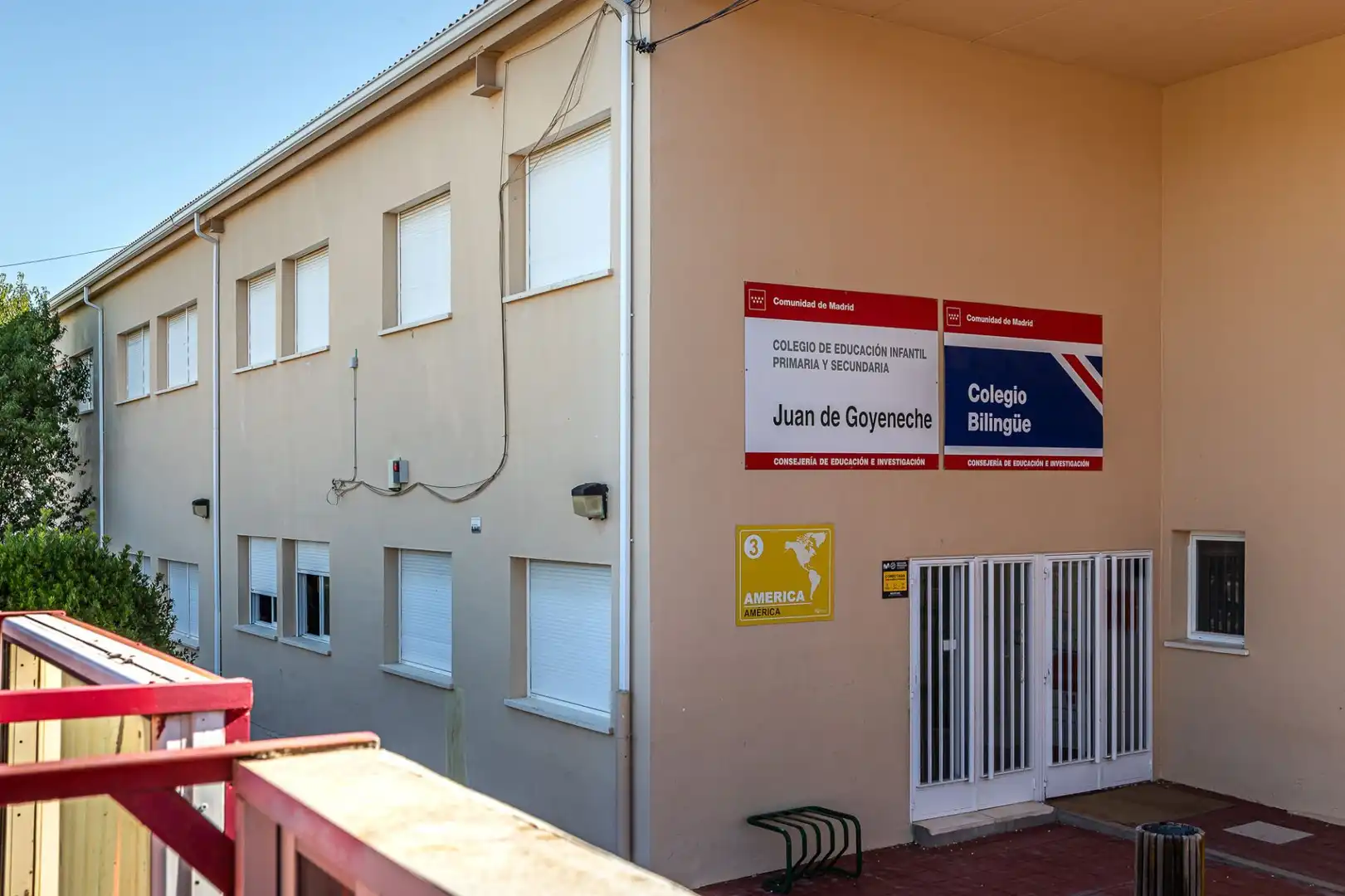 Vista exterior de Casa o xalet en venda en Nuevo Baztán amb Aire condicionat, Calefacció i Jardí privat
