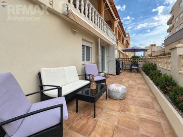 Maison mitoyenne avec balcon à vendre à Carrer AVINYO