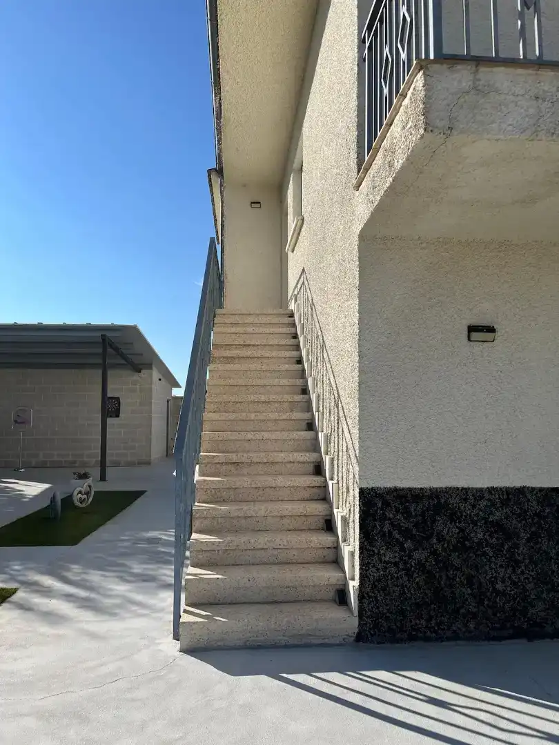 Vista exterior de Casa o chalet de alquiler en Calvarrasa de Abajo con Jardín privado, Piscina y Amueblado