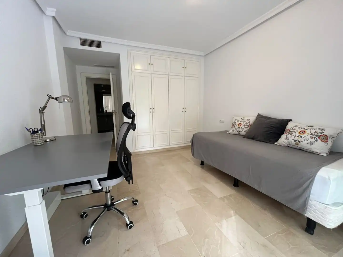 Dormitori de Apartament de lloguer en Benalmádena amb Aire condicionat, Calefacció i Terrassa
