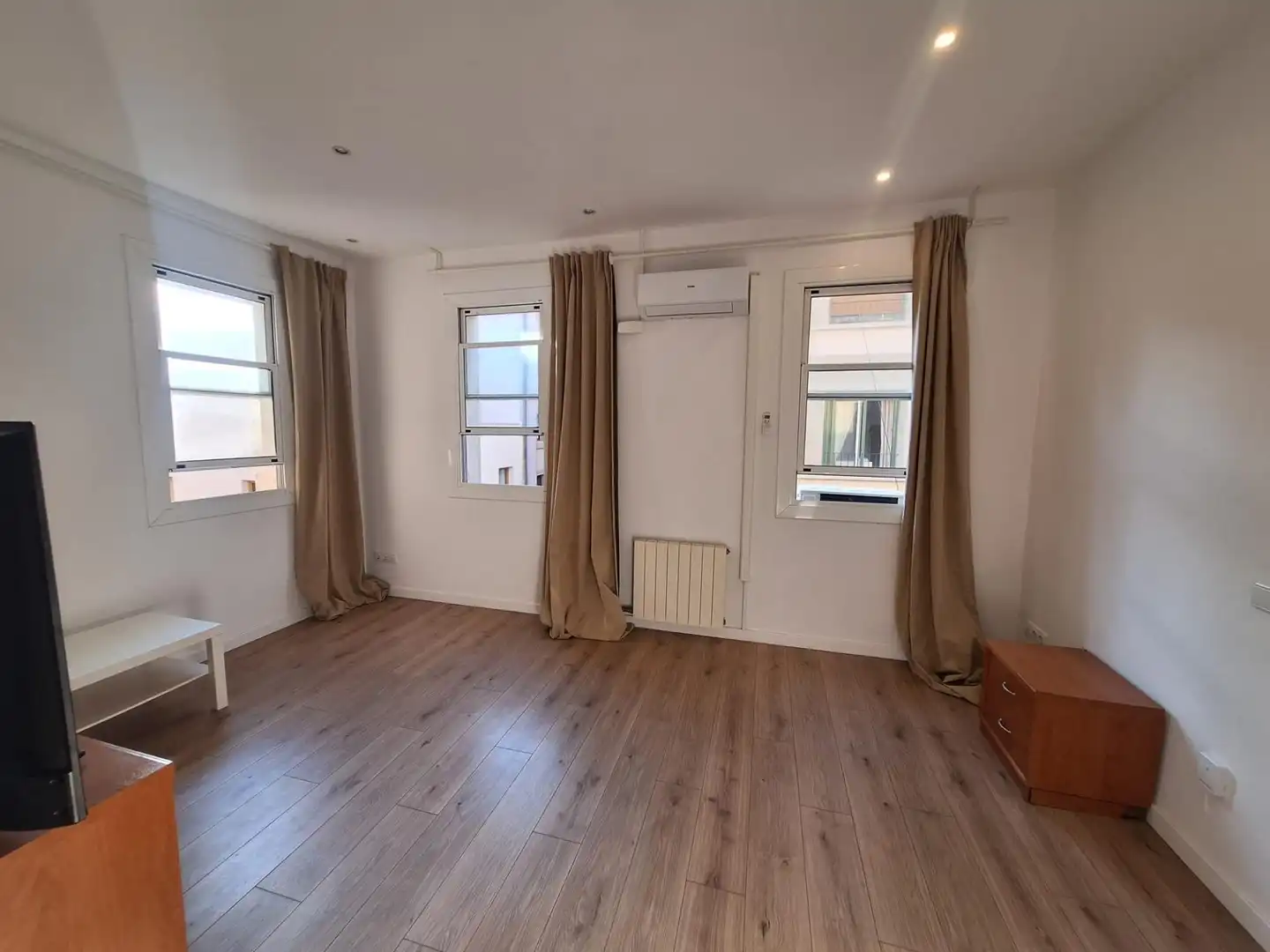 Schlafzimmer von Wohnung zum Verkauf in Barcelona mit Klimaanlage und Heizung