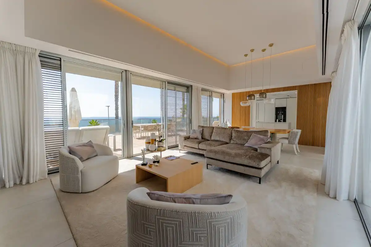 Sala d'estar de Casa adosada de lloguer en Estepona amb Aire condicionat, Traster i Piscina