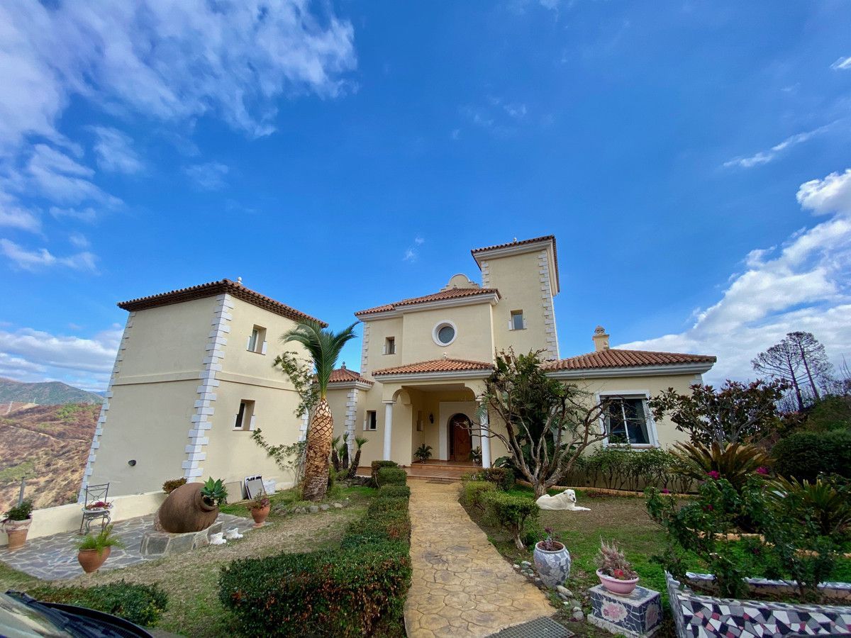 Vista exterior de Casa o xalet de lloguer en Estepona amb Aire condicionat, Jardí privat i Terrassa