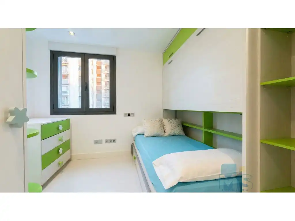 Dormitori de Pis en venda en Donostia - San Sebastián  amb Aire condicionat i Balcó