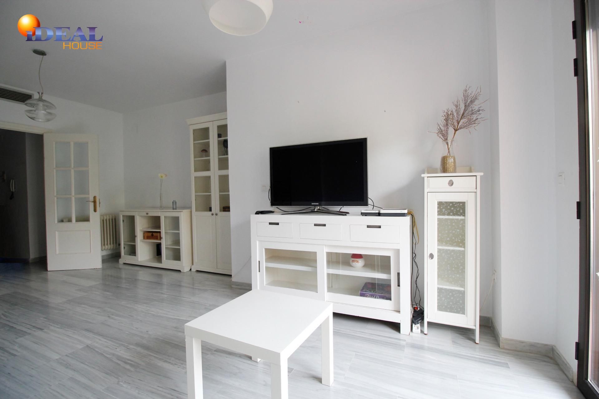 Sala de estar de Piso de alquiler en  Granada Capital con Aire acondicionado, Calefacción y Balcón