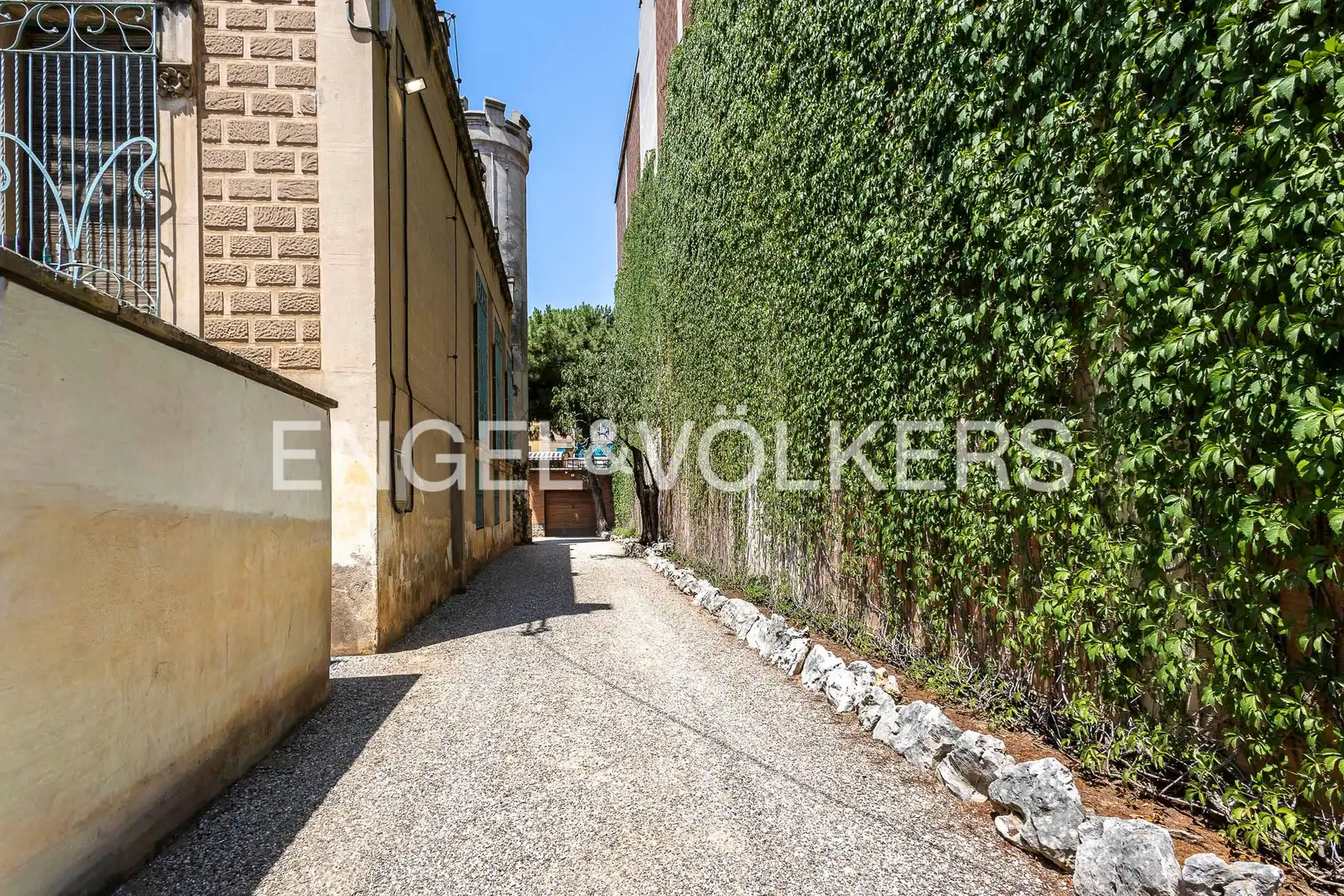 Vista exterior de Casa o chalet en venta en Sant Boi de Llobregat con Aire acondicionado, Calefacción y Jardín privado
