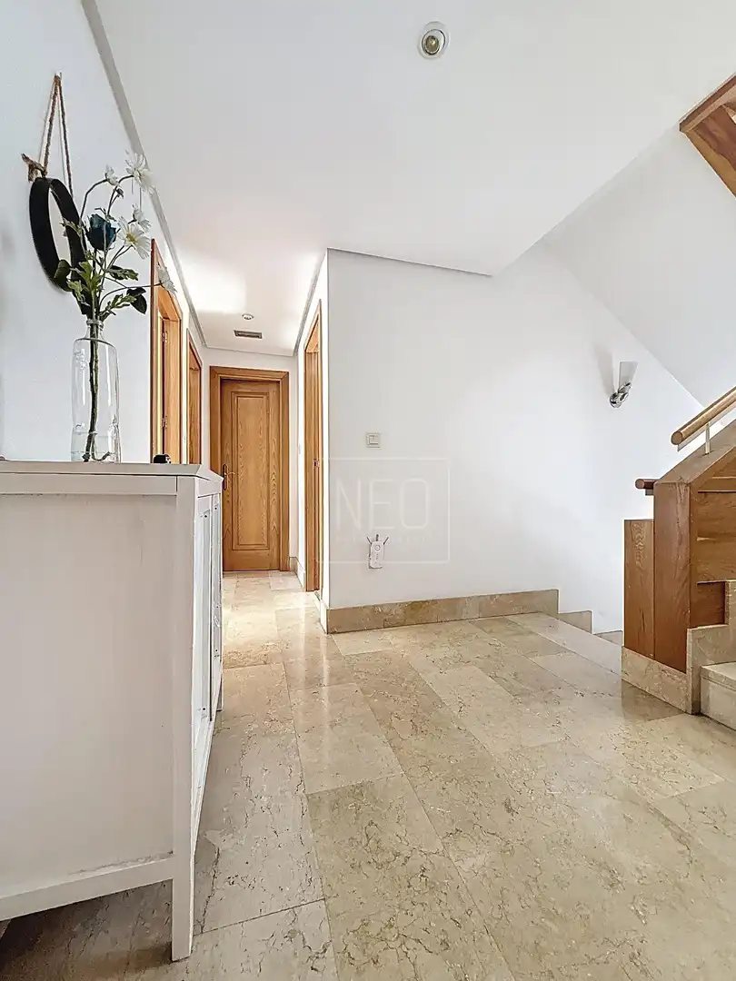 Einfamilien-Reihenhaus zum Verkauf in Granada mit Klimaanlage, Privatgarten und Terrasse
