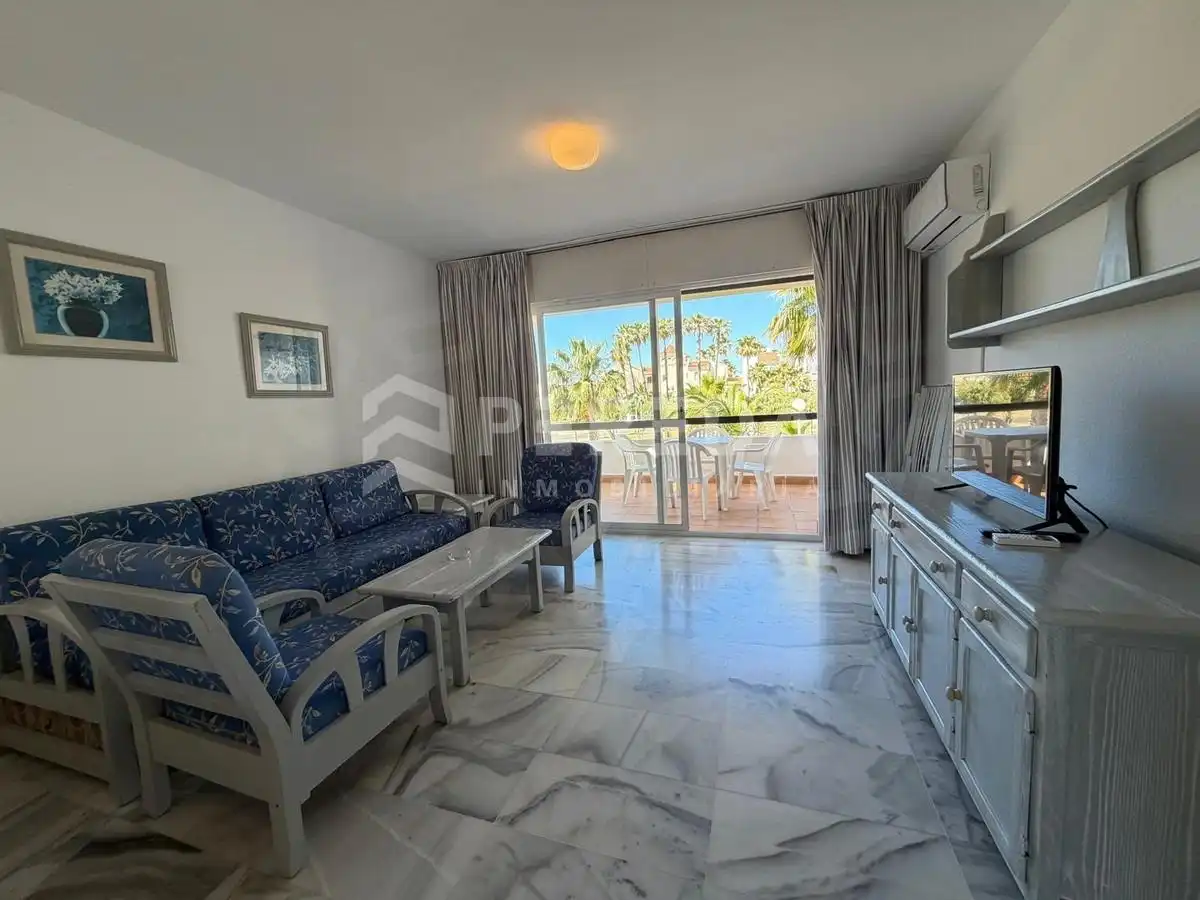 Wohnzimmer von Wohnungen zum Verkauf in Roquetas de Mar mit Klimaanlage, Privatgarten und Terrasse