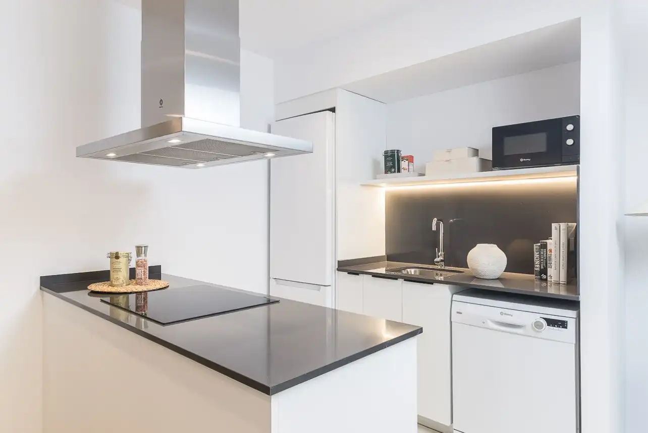 Cuina de Apartament de lloguer en Barcelona amb Aire condicionat, Calefacció i Moblat