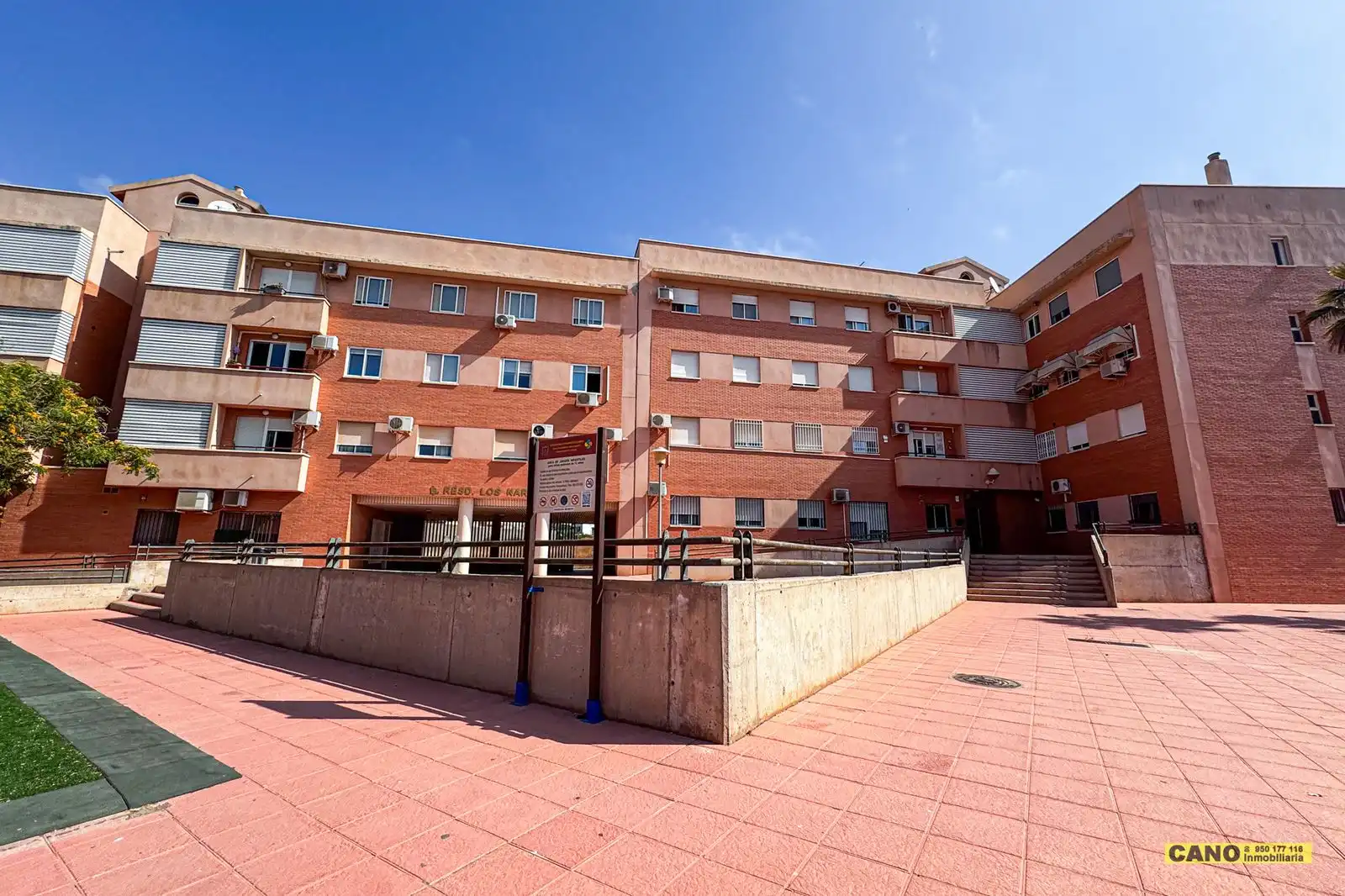 Vista exterior de Pis en venda en Almería amb Terrassa i Traster