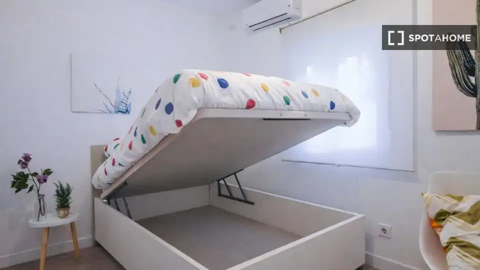 Bedroom of Flat for share in Madrid  with Air Conditioner, Heating and Terrace