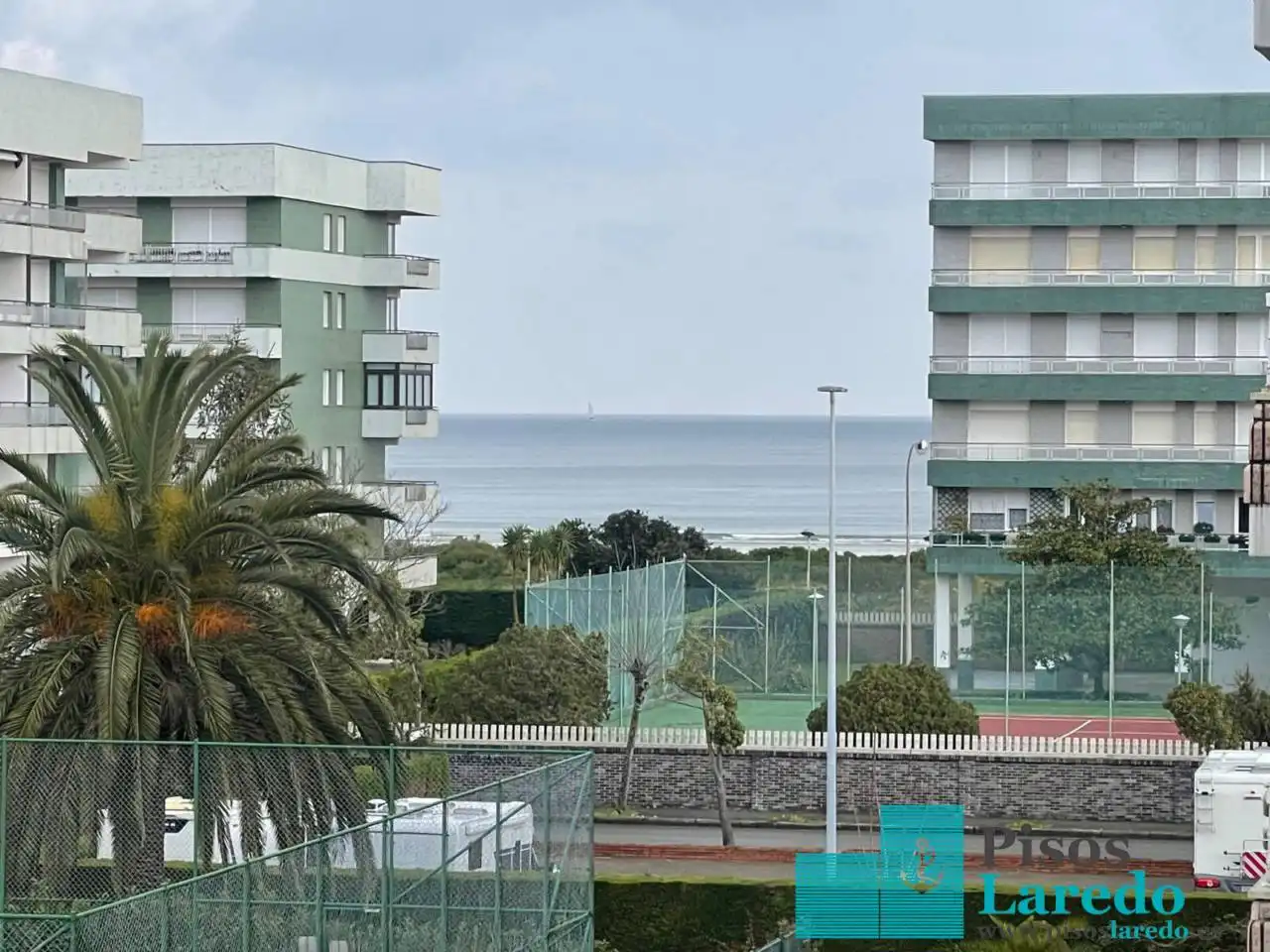 Vista exterior de Pis en venda en Laredo amb Calefacció, Terrassa i Piscina comunitària