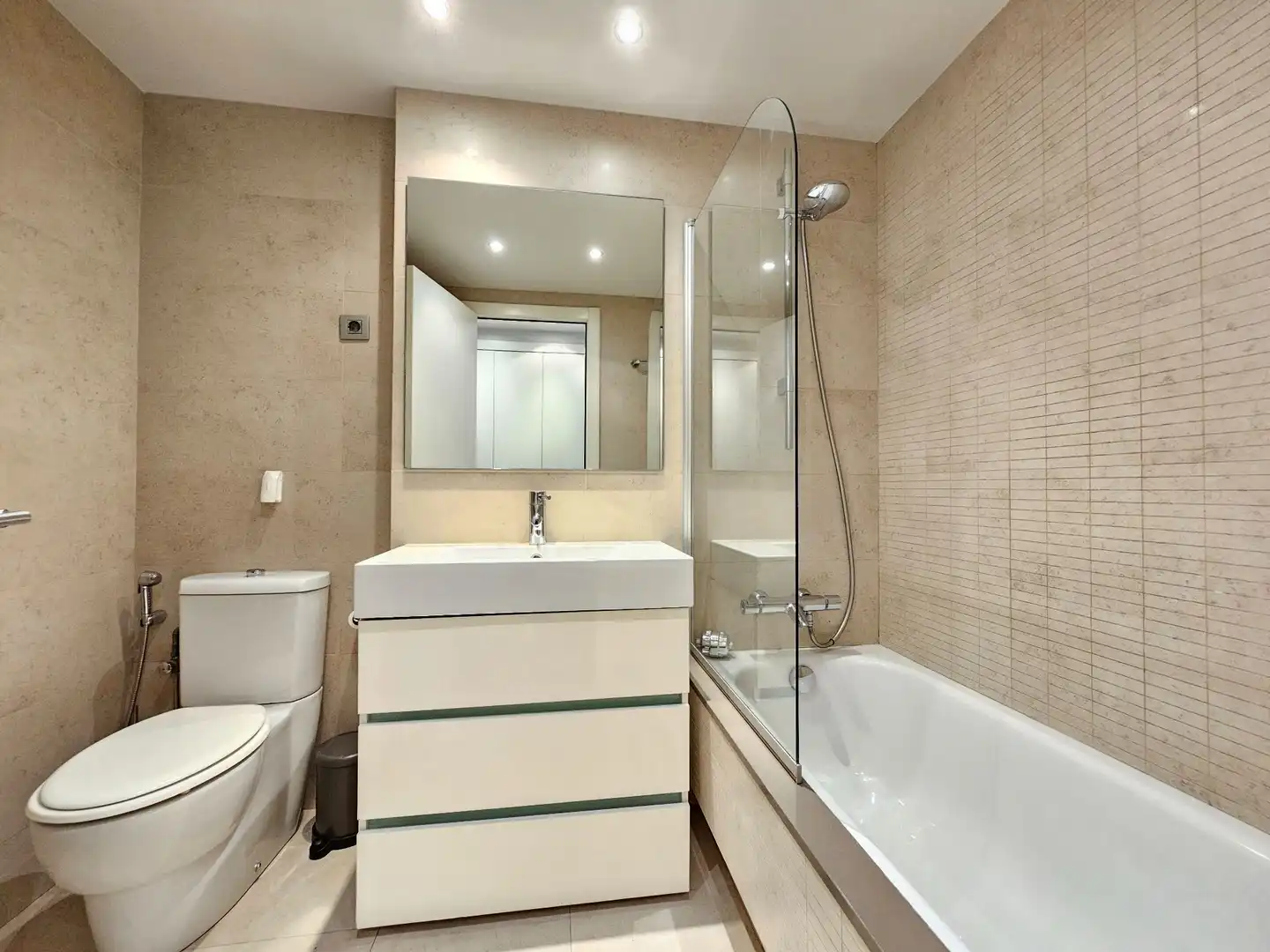 Bathroom of Flat for sale in Barcelona  with Air Conditioner, Heating and Terrace
