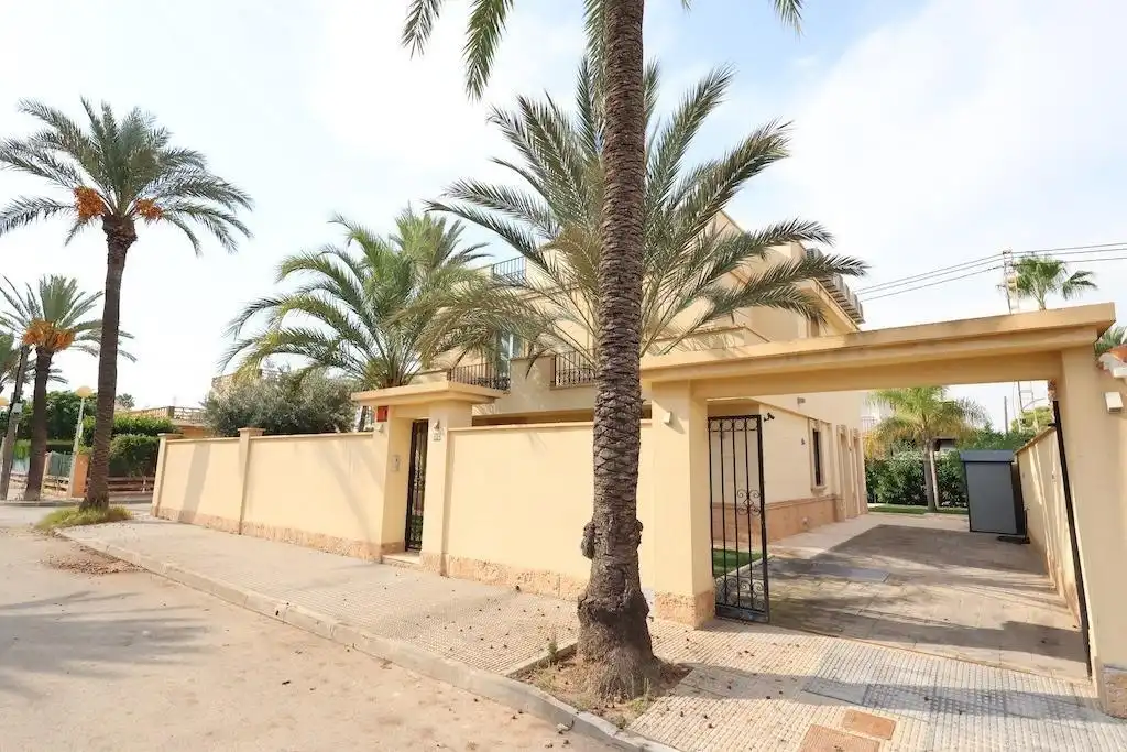 Vista exterior de Casa o xalet de lloguer en Orihuela amb Aire condicionat, Calefacció i Jardí privat