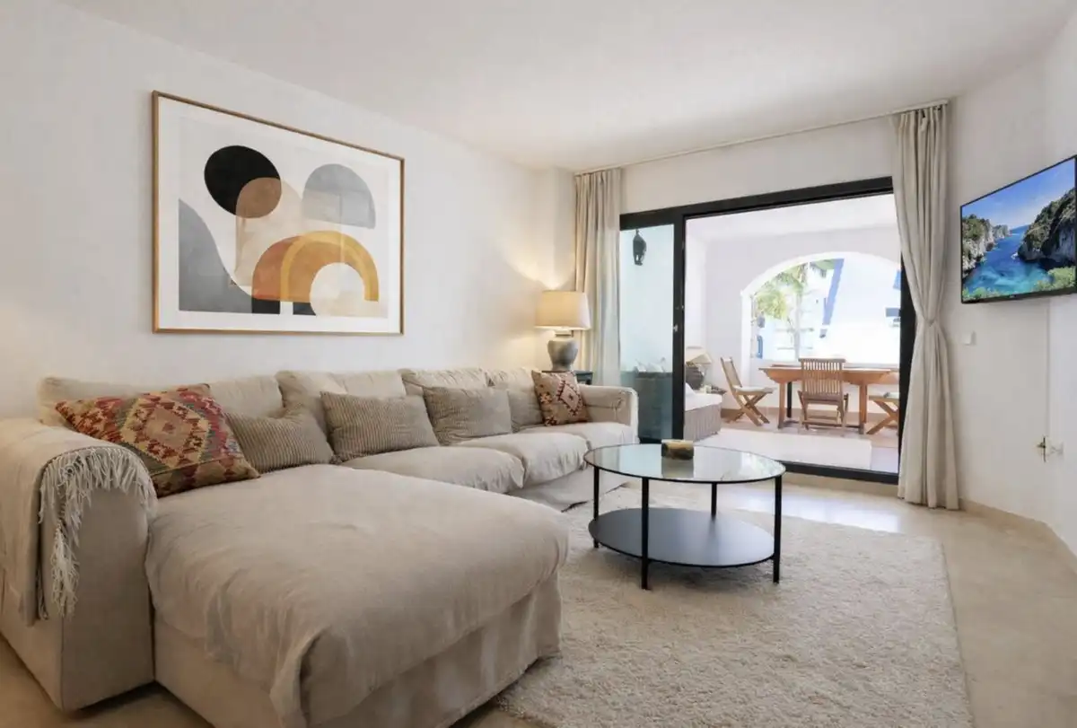 Sala d'estar de Apartament en venda en Marbella amb Aire condicionat, Terrassa i Piscina comunitària