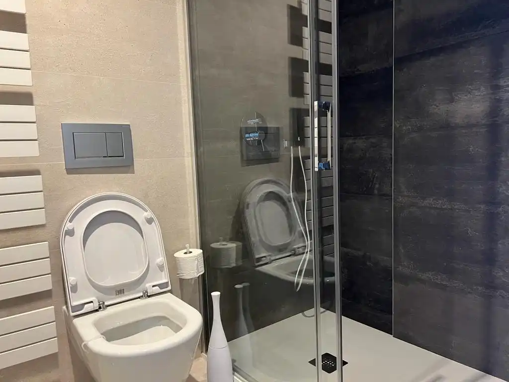 Badezimmer von Wohnung zur Miete in Málaga mit Klimaanlage, Heizung und Privatgarten