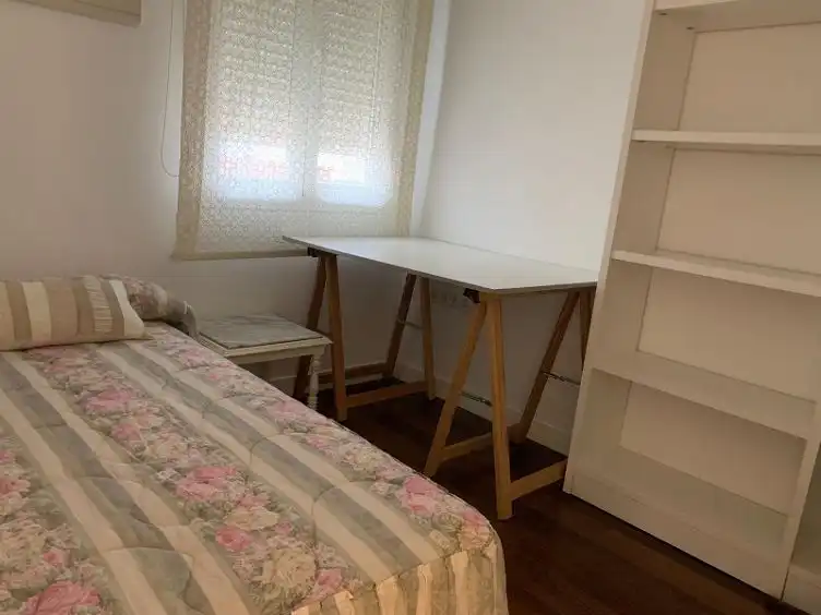 Habitación de Piso de alquiler en  Pamplona / Iruña con Calefacción, Parquet y Amueblado
