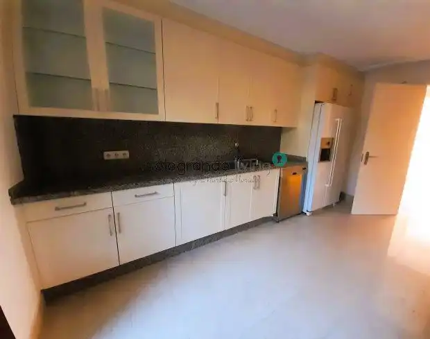 Cuina de Apartament de lloguer en Sotogrande amb Aire condicionat, Calefacció i Terrassa