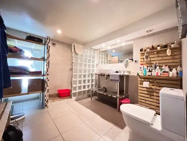 Badezimmer von Wohnung zum Verkauf in Barcelona mit Klimaanlage, Privatgarten und Möbliert