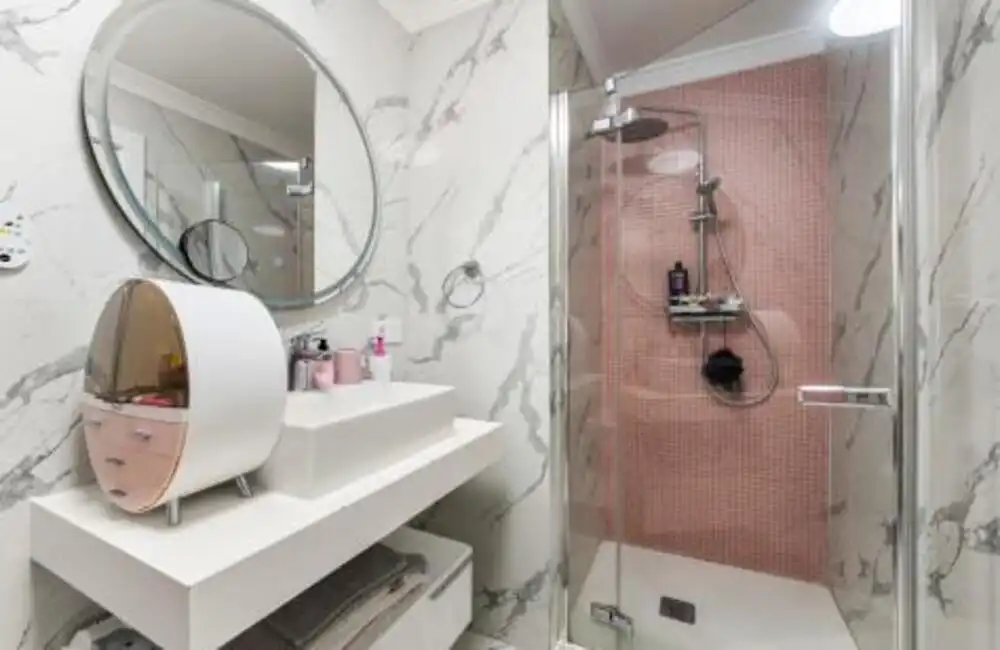 Badezimmer von Erdgeschoss zum Verkauf in Benahavís mit Klimaanlage, Terrasse und Abstellraum