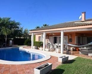 Vista exterior de Casa o xalet de lloguer en Paterna amb Terrassa i Piscina