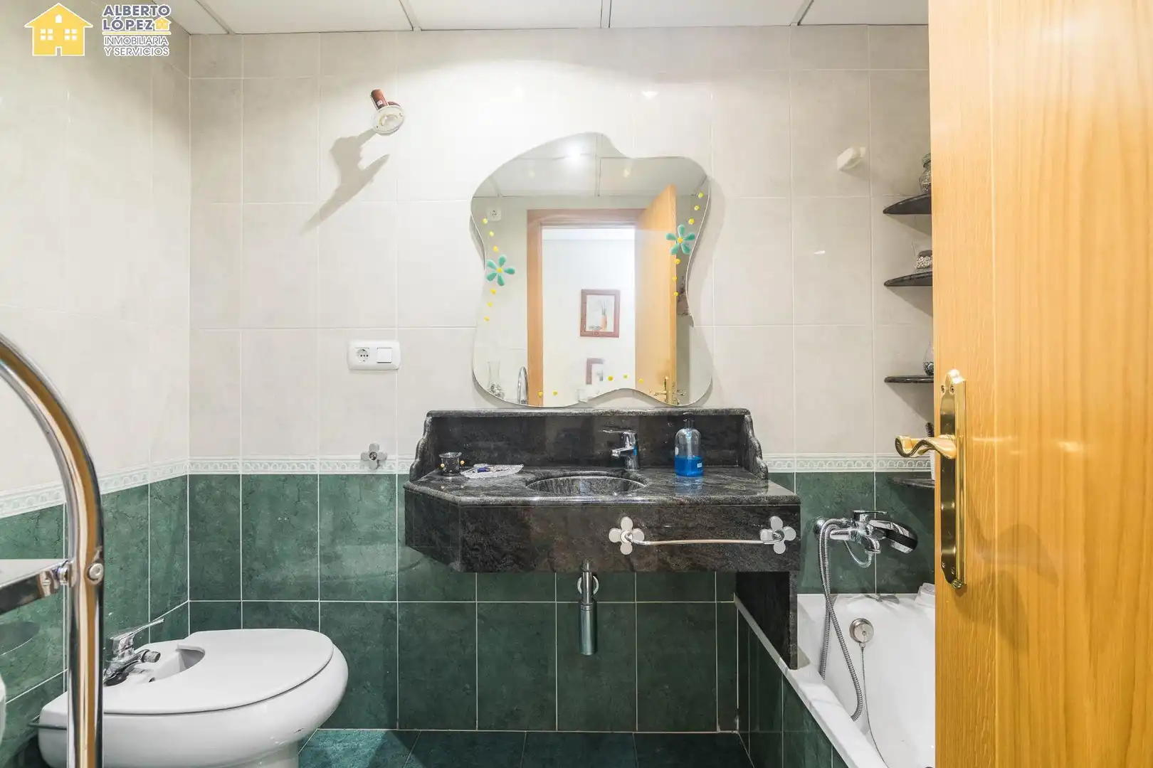 Baño de Apartamento en venta en Alicante / Alacant con Aire acondicionado, Calefacción y Piscina comunitaria