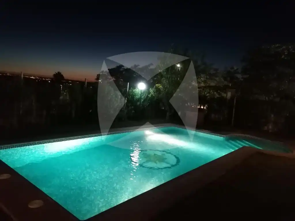 Piscina de Casa o xalet en venda en Badajoz amb Aire condicionat, Calefacció i Jardí privat