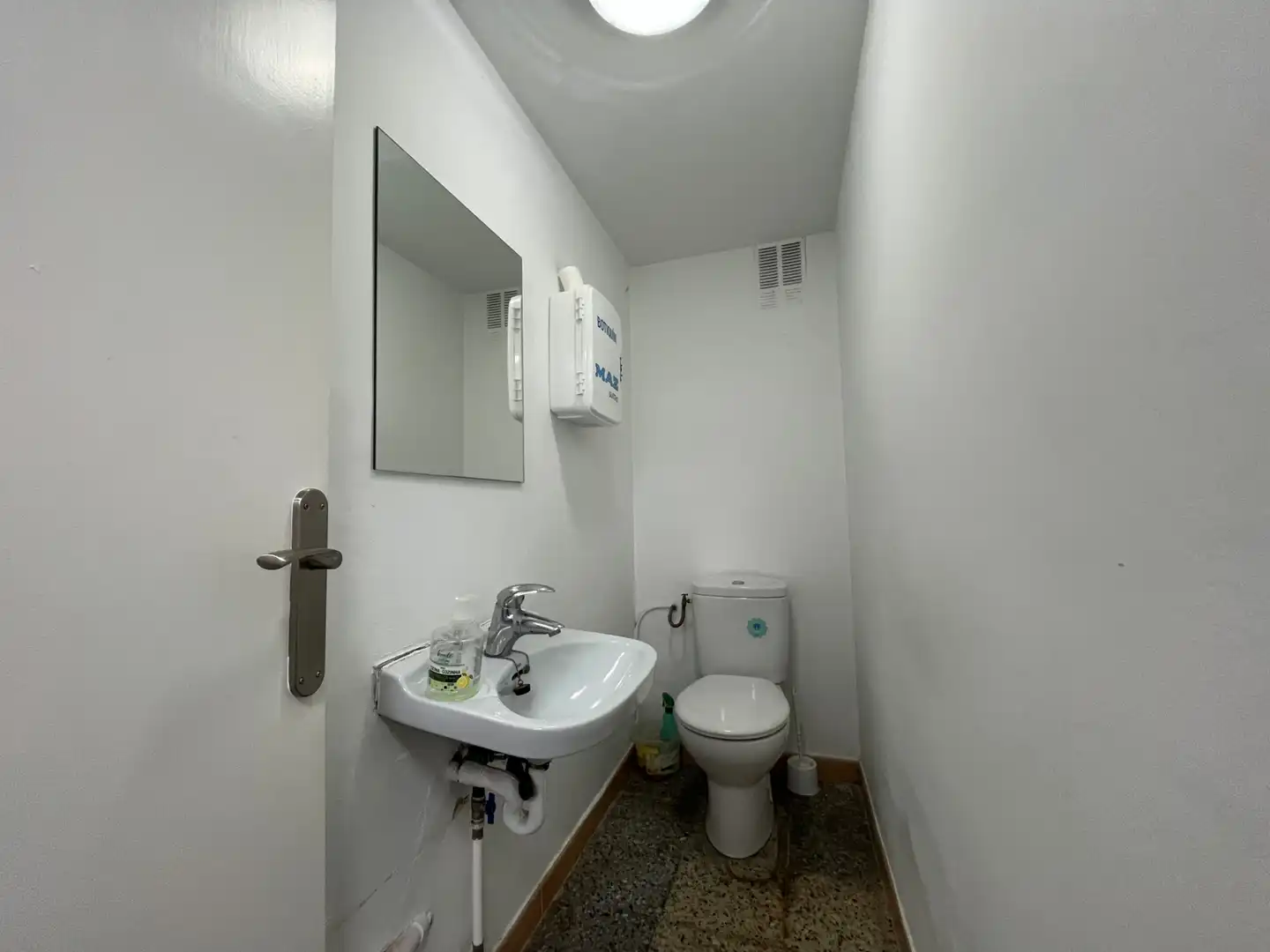 Badezimmer von Geschaftsraum zur Miete in Girona mit Klimaanlage