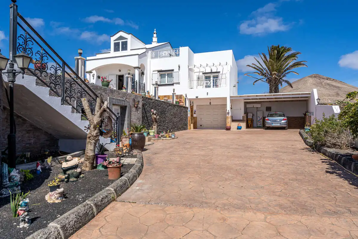 Vista exterior de Casa o xalet en venda en Tías amb Aire condicionat, Traster i Piscina