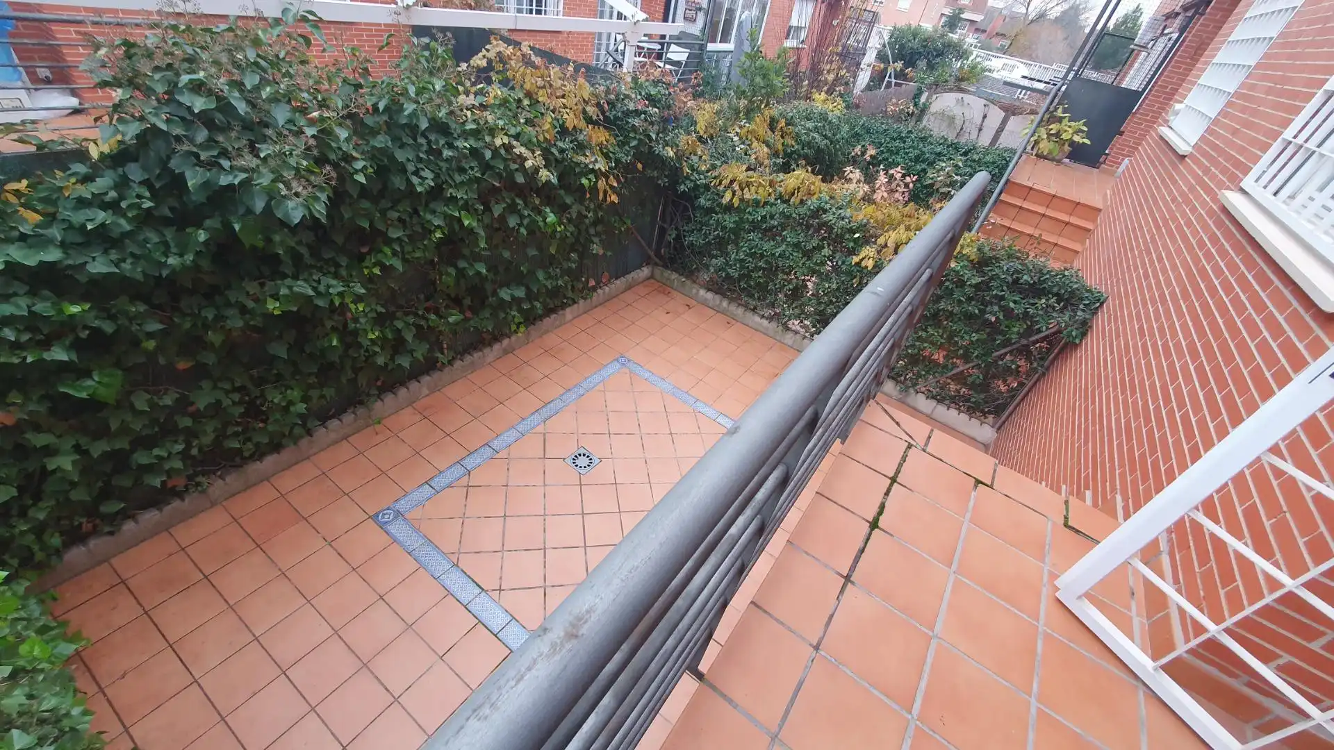 Terrassa de Casa adosada en venda en Alcalá de Henares amb Calefacció, Jardí privat i Traster