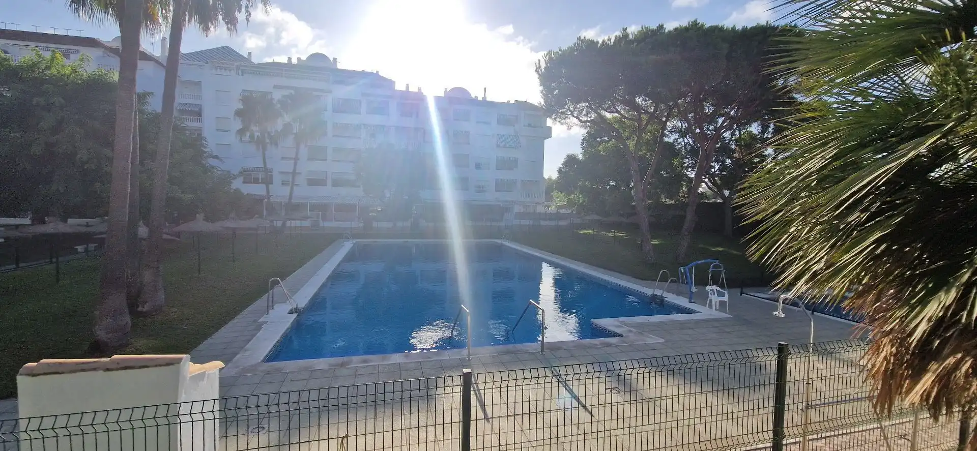 Piscina de Apartament de lloguer en El Portil amb Piscina comunitària