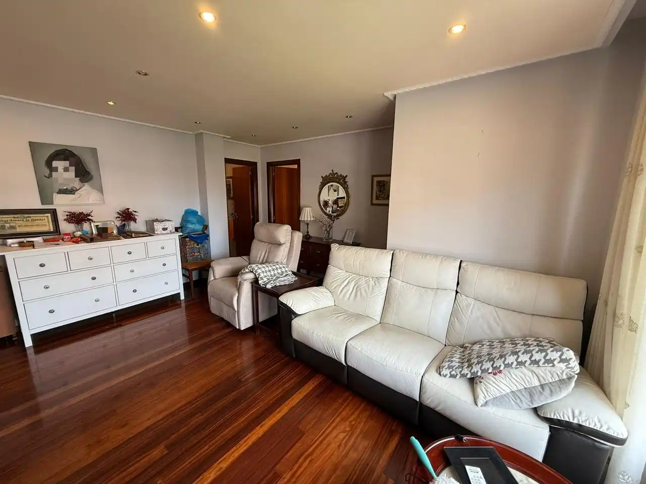 Sala de estar de Piso en venta en Castro-Urdiales con Calefacción, Parquet y Piscina comunitaria