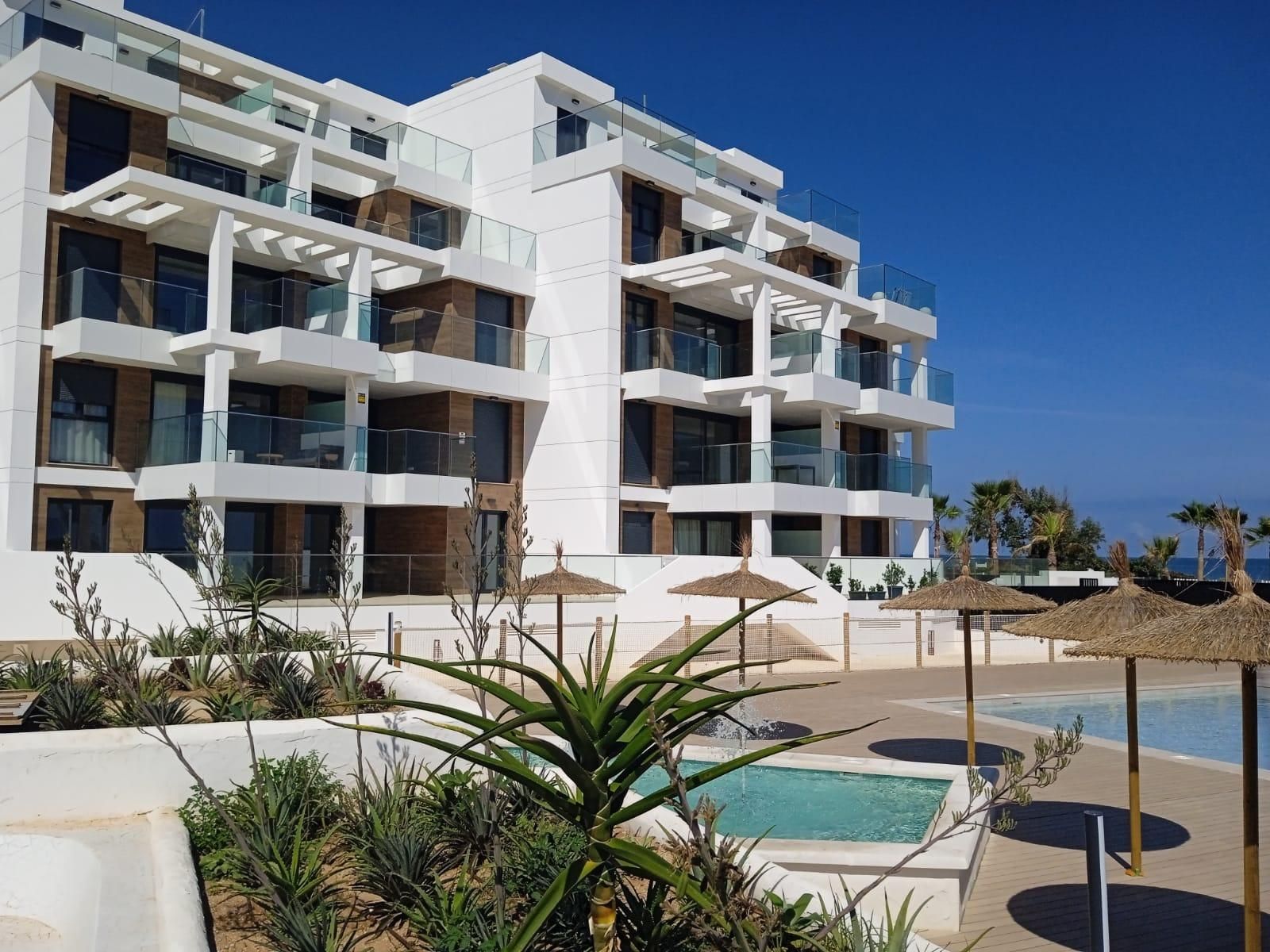 Piscina de Planta baixa en venda en Dénia amb Jardí privat, Terrassa i Piscina comunitària