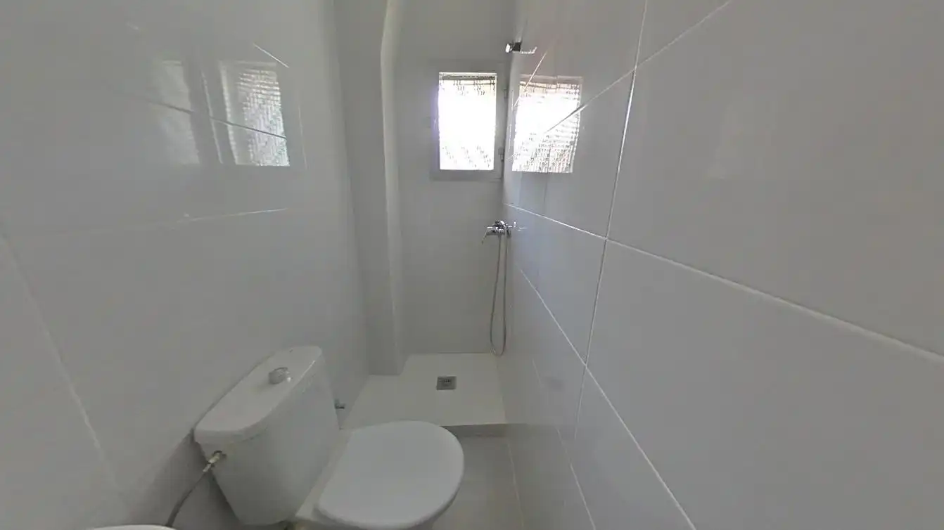 Bathroom of Flat for sale in Madrid  with Air Conditioner and Heating