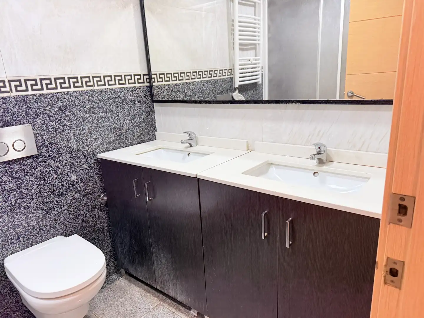 Badezimmer von Erdgeschoss zur Miete in Sant Adrià de Besòs mit Klimaanlage, Heizung und Privatgarten