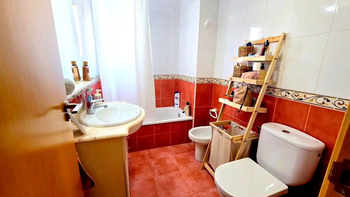 Baño de Apartamento de alquiler en Gandia con Aire acondicionado, Terraza y Piscina comunitaria