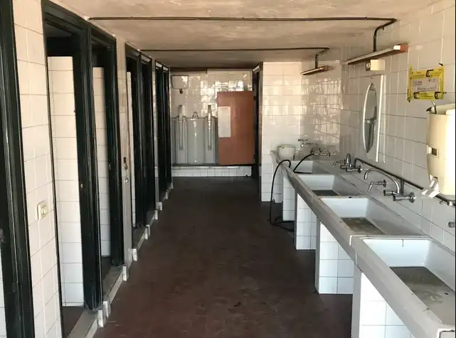 Badezimmer von Fabrikhallen zum Verkauf in Etxebarri