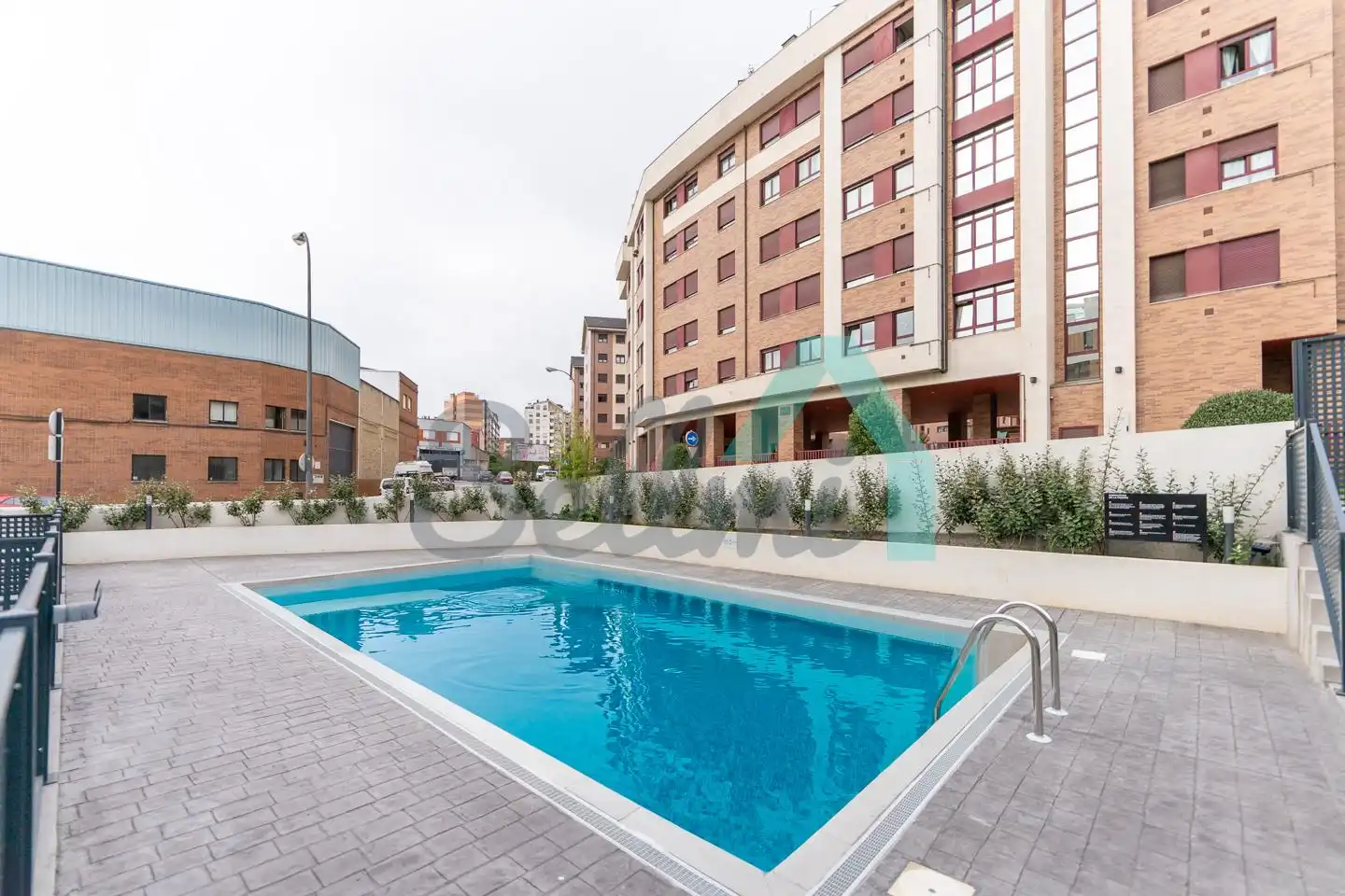 Piscina de Planta baixa en venda en Oviedo  amb Aire condicionat, Calefacció i Terrassa