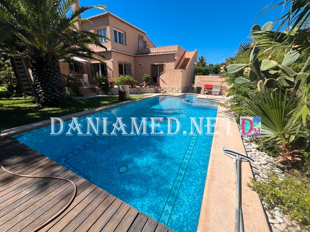 Vista exterior de Casa o xalet en venda en Dénia amb Aire condicionat, Calefacció i Jardí privat