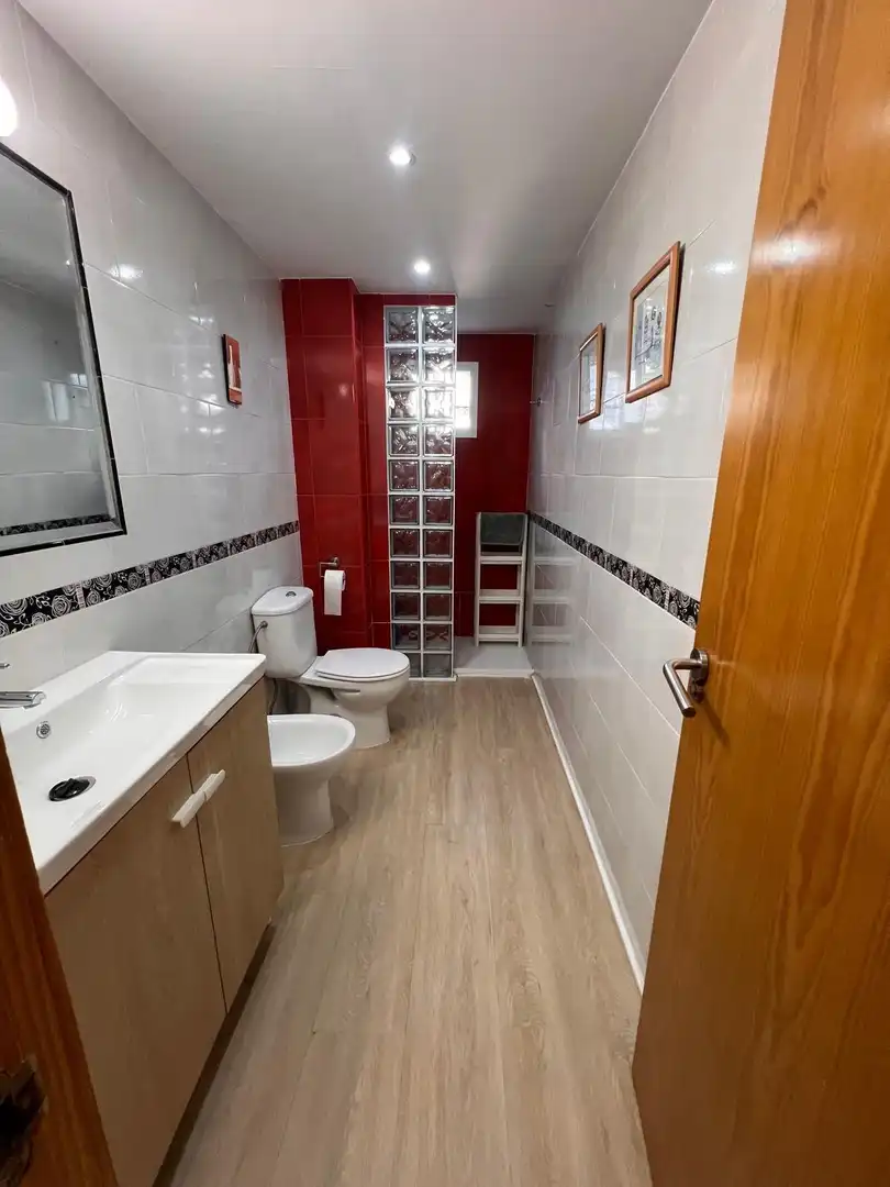 Badezimmer von Wohnung zum Verkauf in Cádiz mit Möbliert und Balkon