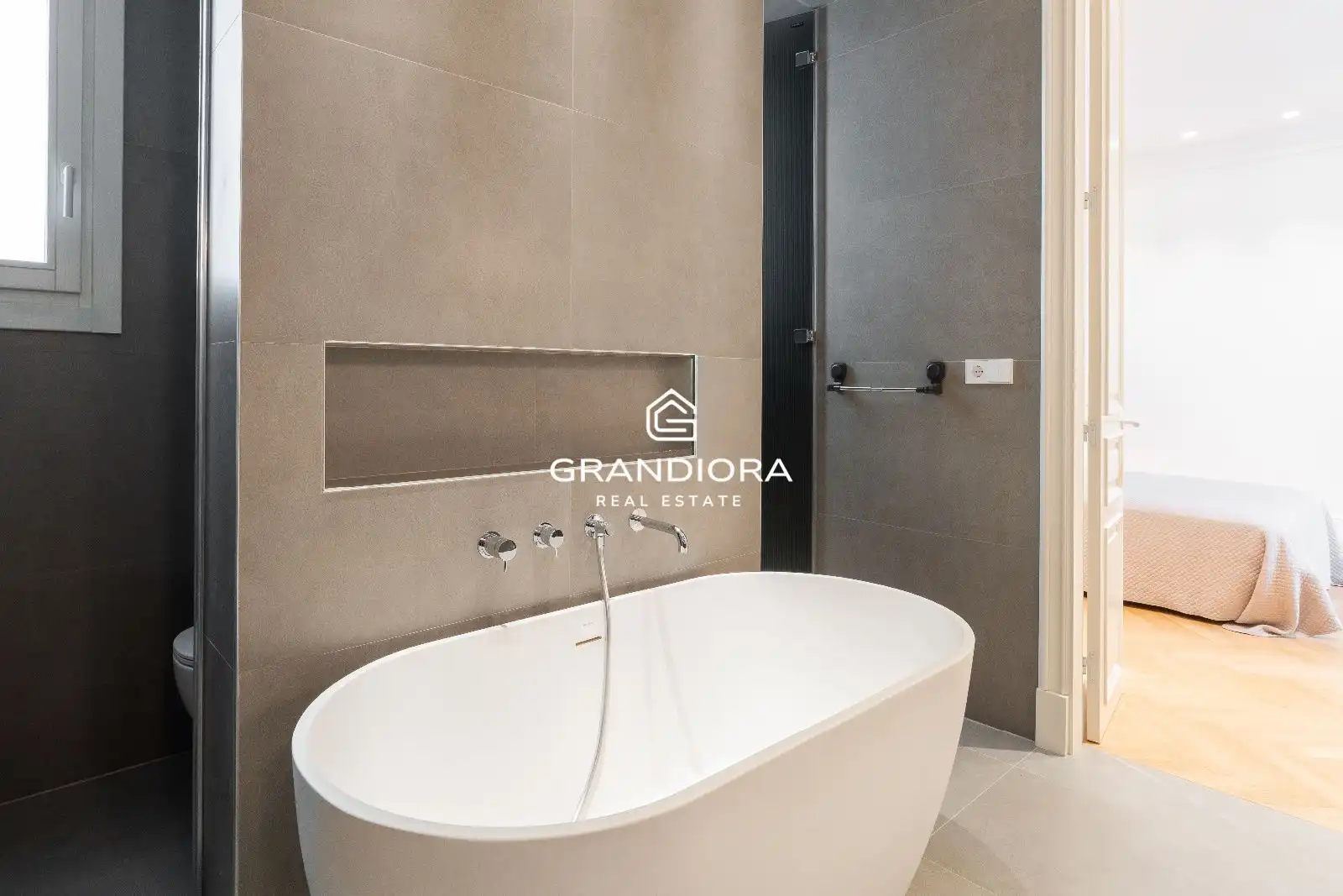 Bany de Pis de lloguer en Barcelona amb Aire condicionat, Terrassa i Moblat