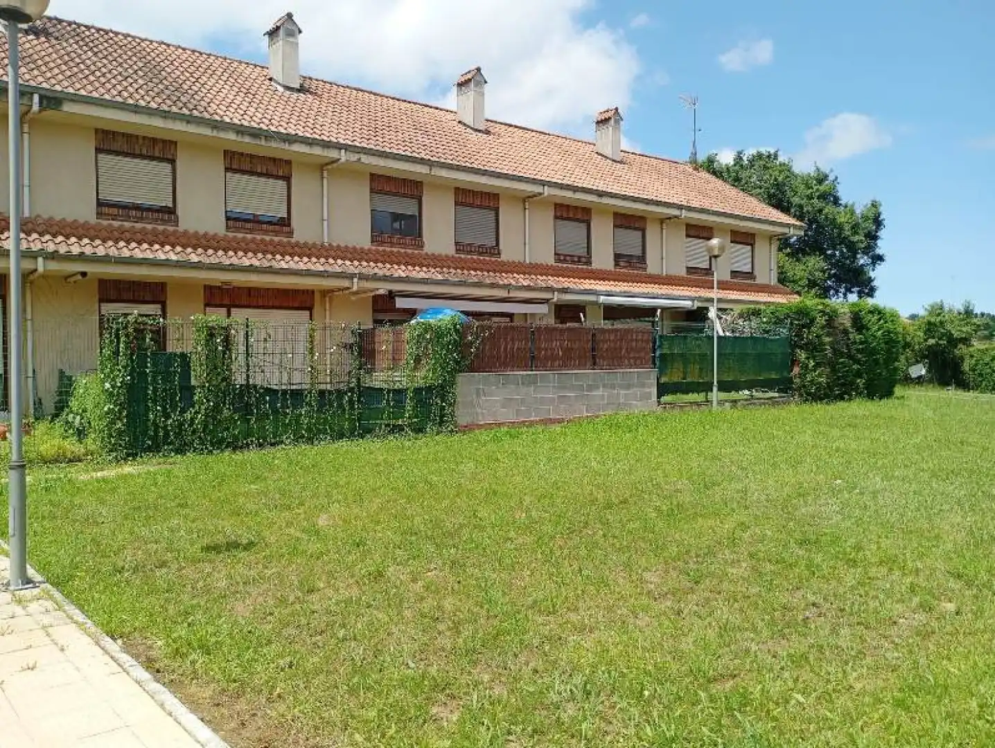 Außenansicht von Einfamilien-Reihenhaus zum Verkauf in Reocín mit Heizung und Terrasse